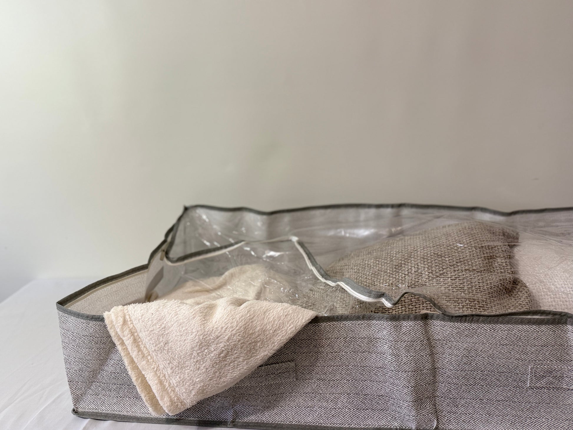 Dust-proof rectangular storage box