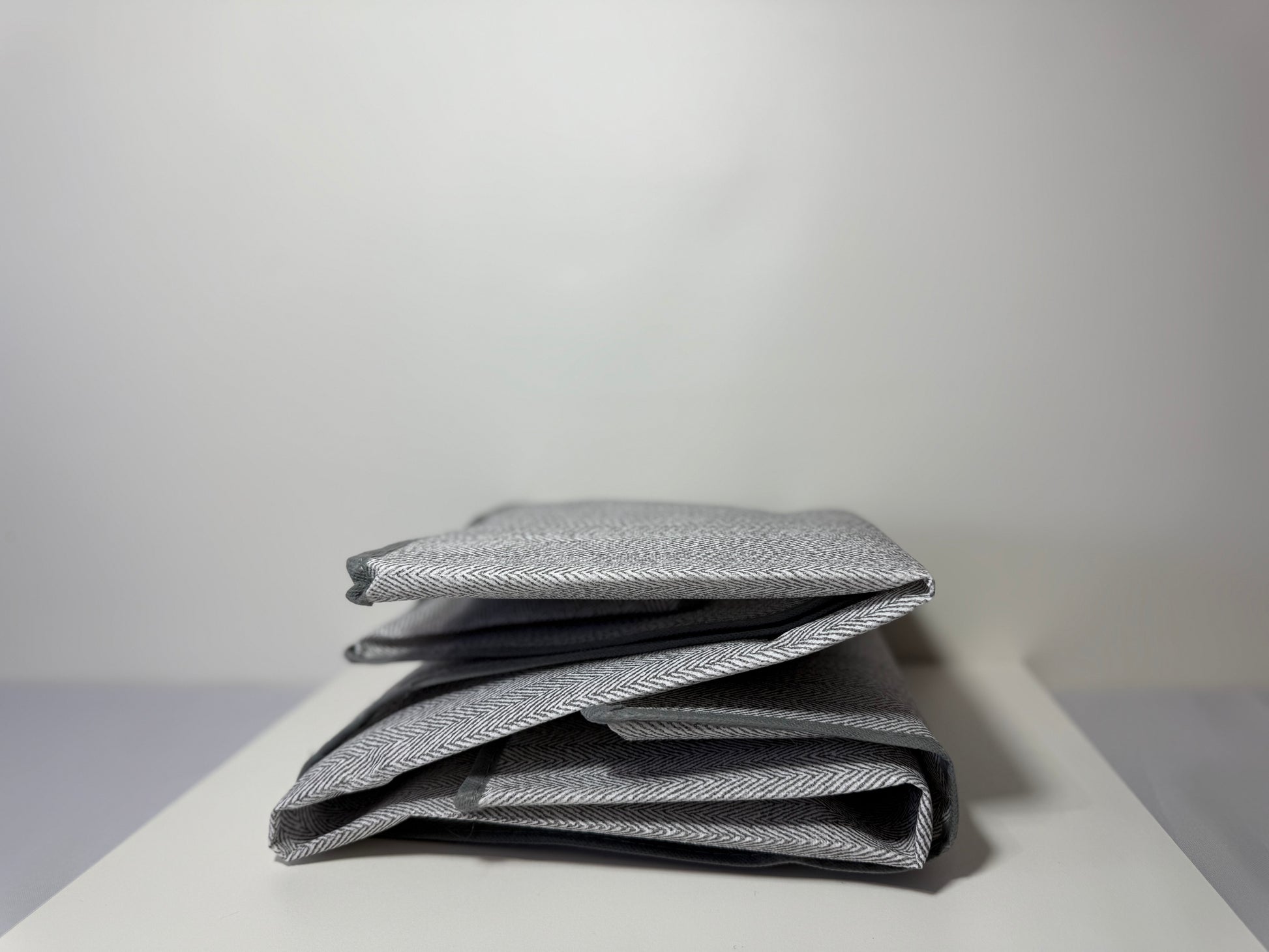 Dust-proof rectangular storage box