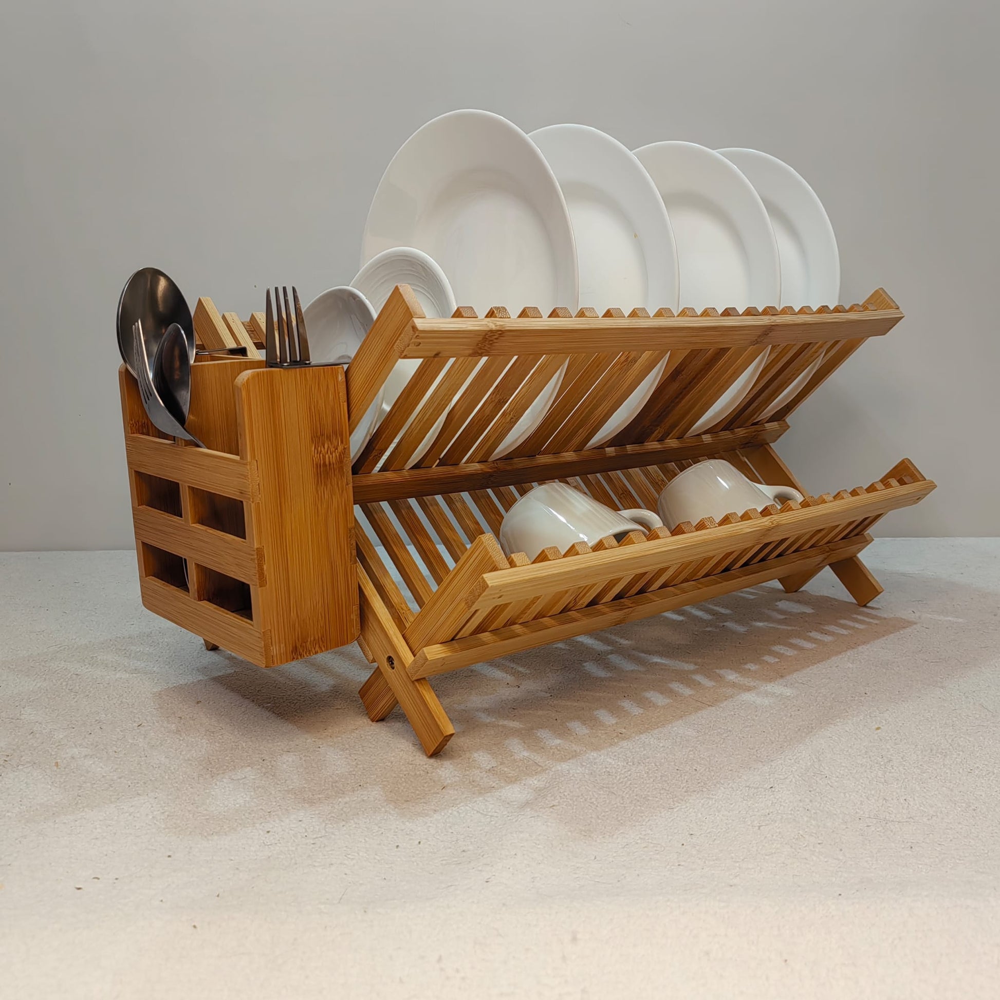 Suport/Scurgator pentru vase din bambus cu compartiment lateral pentru tacamuri, 44cm x 30cm x 24cm