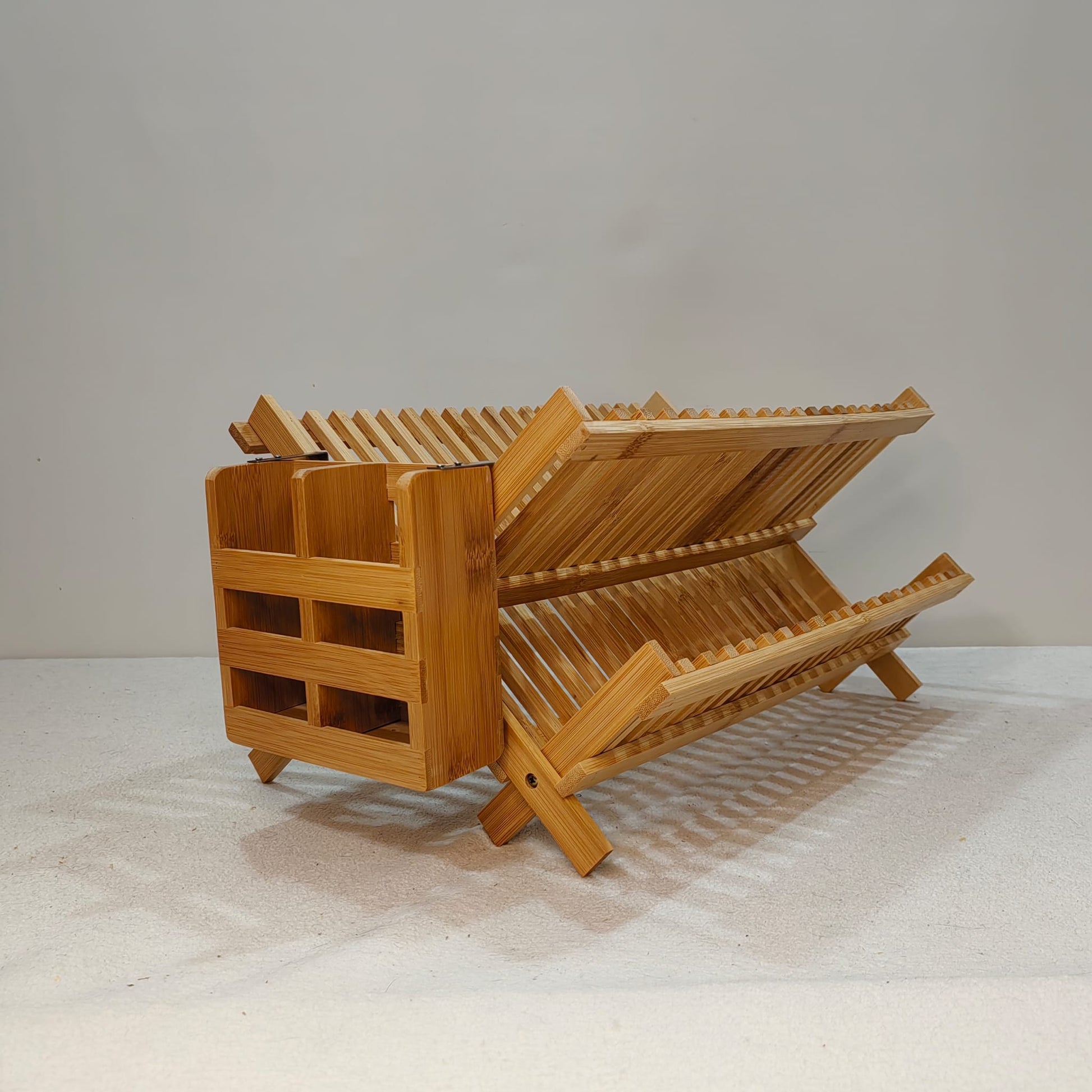 Suport/Scurgator pentru vase din bambus cu compartiment lateral pentru tacamuri, 44cm x 30cm x 24cm