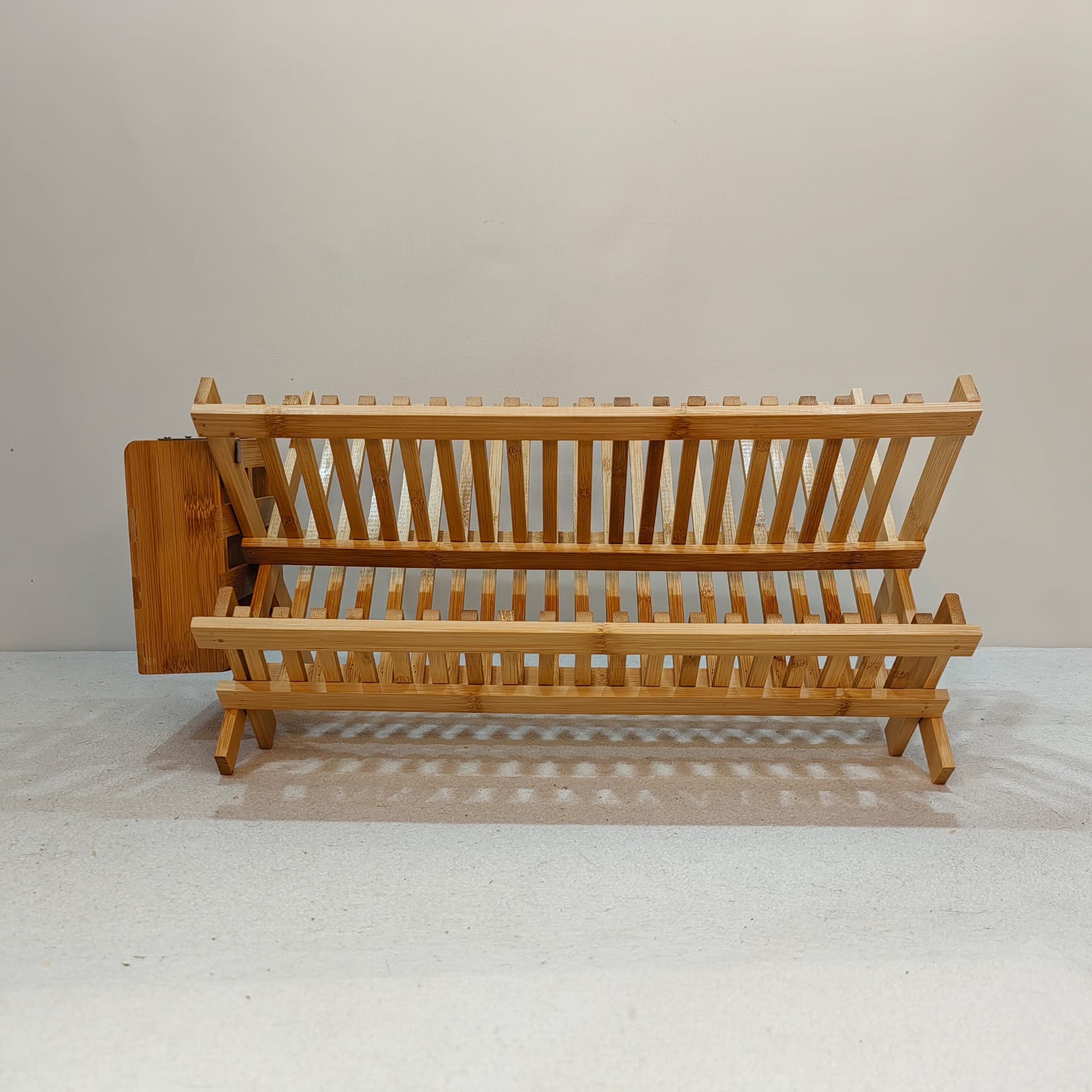 Suport/Scurgator pentru vase din bambus cu compartiment lateral pentru tacamuri, 44cm x 30cm x 24cm